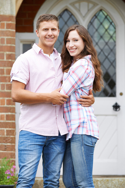 Portret miłości para stojący zewnątrz domu - Zdjęcie, obraz