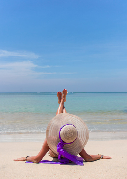 girl sitting on a tropical beach  - Фото, зображення
