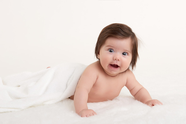 beyaz üzerine mutlu bebek - Fotoğraf, Görsel