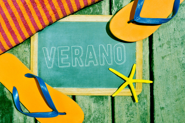 Шлепанцы, морская звезда и доска со словом verano
 - Фото, изображение