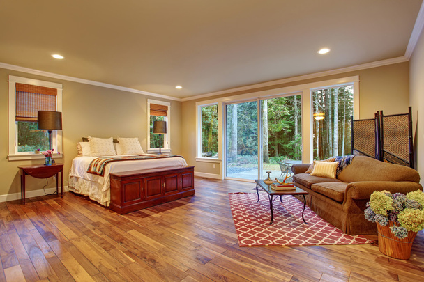 Large master bedroom wth hardwood floor. - Foto, immagini