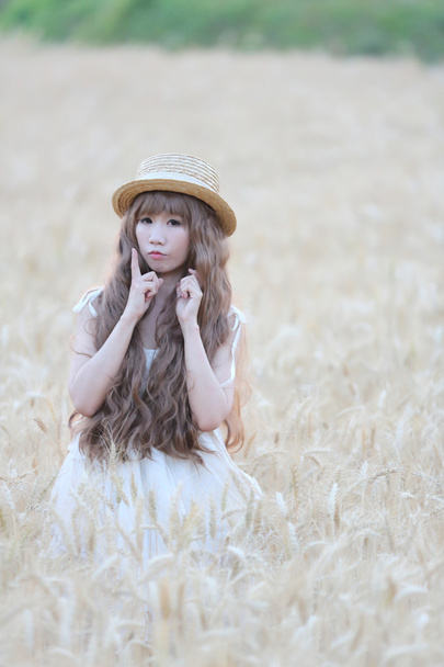 Asiatico ragazza su grano
 - Foto, immagini