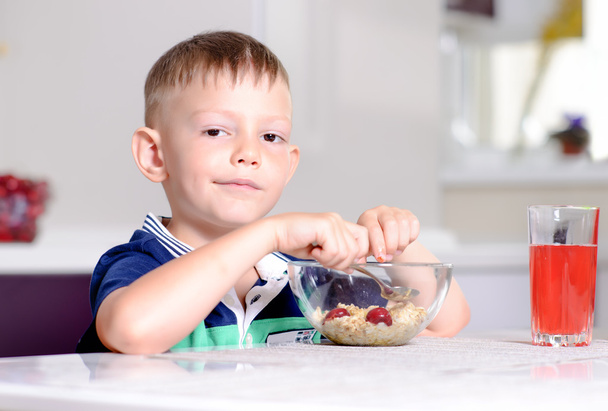 chłopiec jedzenie miska płatków na śniadanie - Zdjęcie, obraz