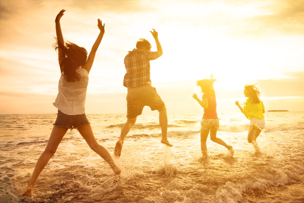 groupe de jeunes gens heureux dansant sur la plage
 - Photo, image