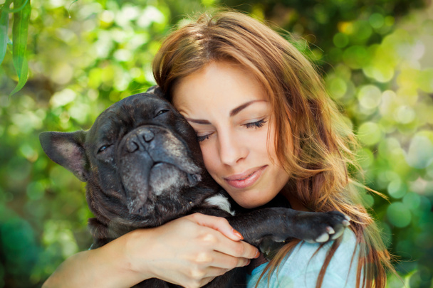 Gelukkige vrouw met Franse bulldog - Foto, afbeelding