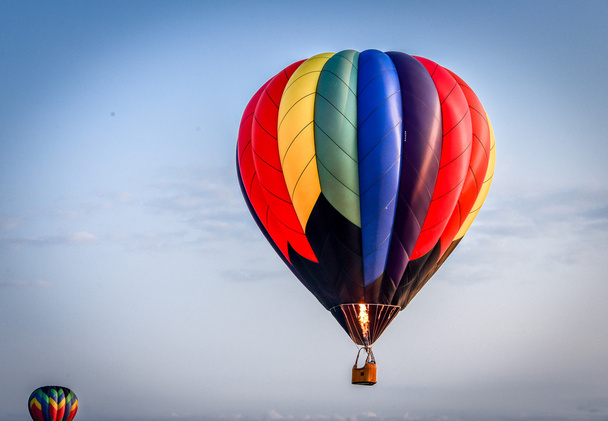 Single Colorful Hot Air Balloon in Flight with Blue Sky Background - Foto, afbeelding