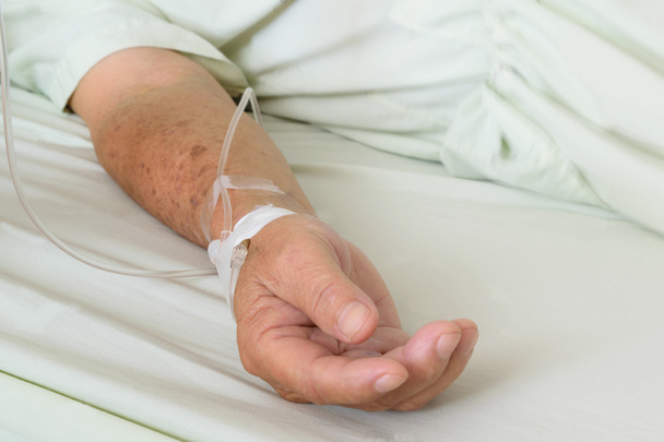 ein Patient im Krankenhaus mit intravenöser Kochsalzlösung - Foto, Bild