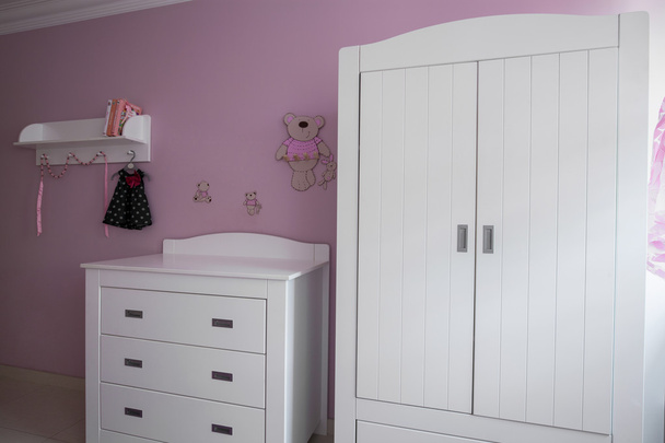 Біла і трояндова дитяча кімната
 - Фото, зображення