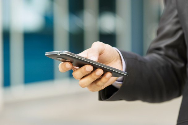 Business Man lettura e-mail su Phablet Smartphone
 - Foto, immagini