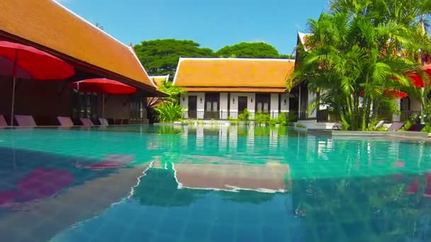 Біля басейну на розкішному курорті в Сухотхай. Таїланд - Кадри, відео