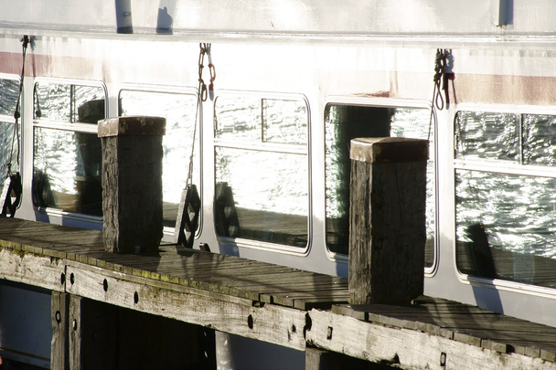 Reflexionen im Bootsfenster - Foto, Bild