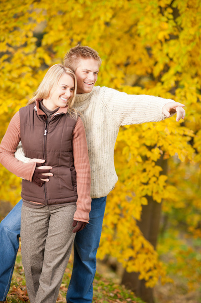 Осенняя романтическая пара, улыбающаяся вместе в парке
 - Фото, изображение