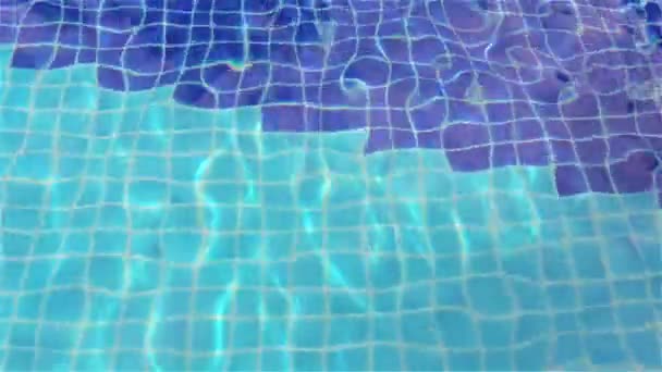 wody reaguje z promieni słonecznych w basenie - Materiał filmowy, wideo