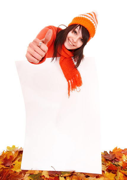 Девушка в осеннем оранжевом свитере с плакатом
. - Фото, изображение