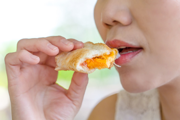  サンドイッチを食べる女性 - 写真・画像