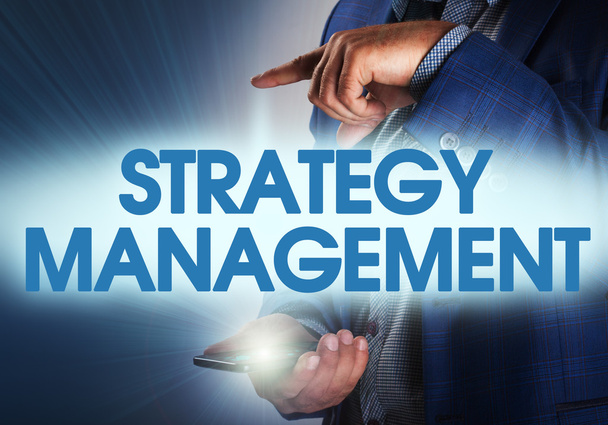 Empresario presiona el botón de gestión de estrategia en la pantalla virtual
 - Foto, Imagen