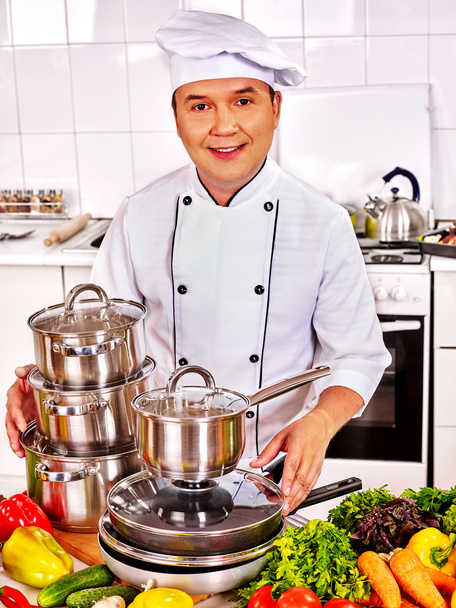 mężczyzna w kapeluszu szefa kuchni, gotowania kurczaka - Zdjęcie, obraz