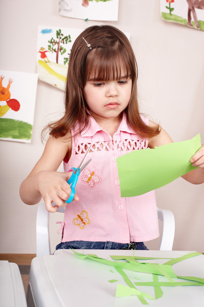 Serious child cutting paper. - Fotoğraf, Görsel