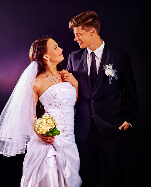 Couple portant robe de mariée et costume
. - Photo, image