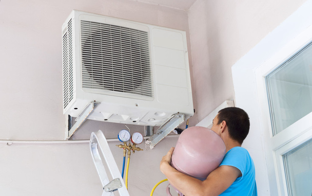 Freon airconditioner bijvullen - Foto, afbeelding