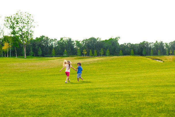 Two kids are running. - Φωτογραφία, εικόνα