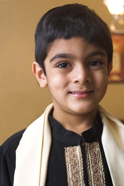 Menino em traje indiano formal
 - Foto, Imagem