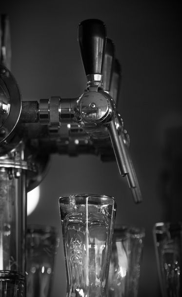 bira musluk ve bardaki gözlük - Fotoğraf, Görsel