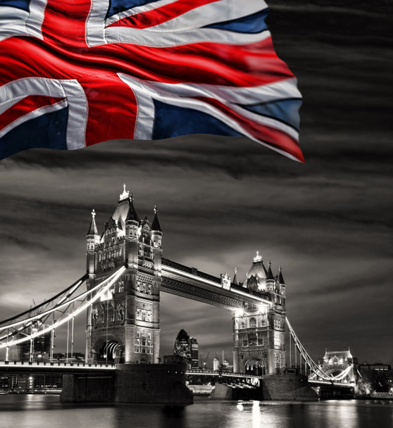 London Tower Bridge con la bandiera di England
 - Foto, immagini