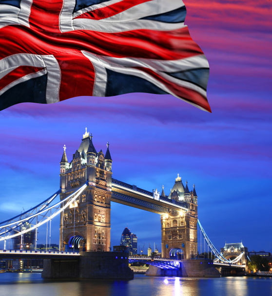 London tower bridge met vlag van Engeland - Foto, afbeelding