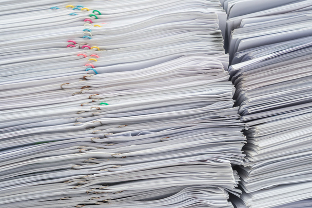 Montón de documentos en el escritorio se acumulan en lo alto
 - Foto, Imagen