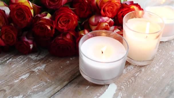 rozen en brandende kaarsen - Video