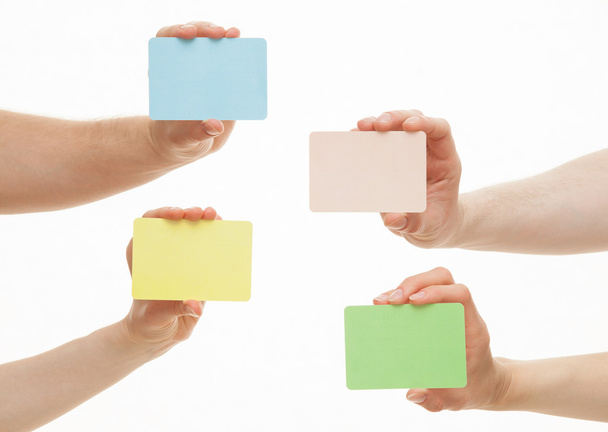 Les mains humaines tenant des cartes de papier colorées
 - Photo, image