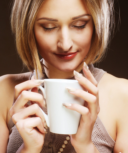 jonge mooie vrouw koffie drinken - Foto, afbeelding