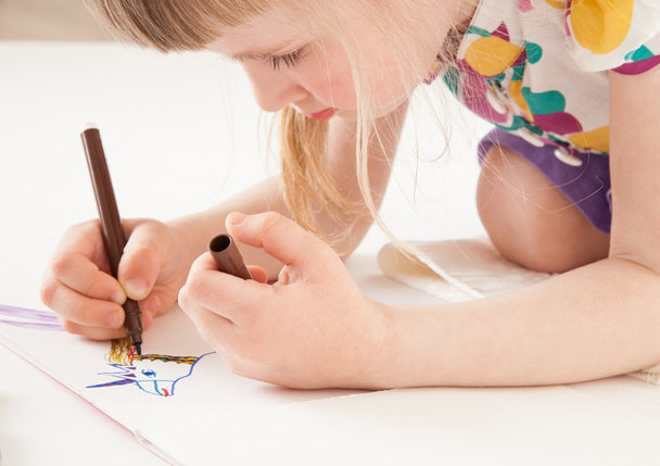 Little girl drawing - Фото, изображение