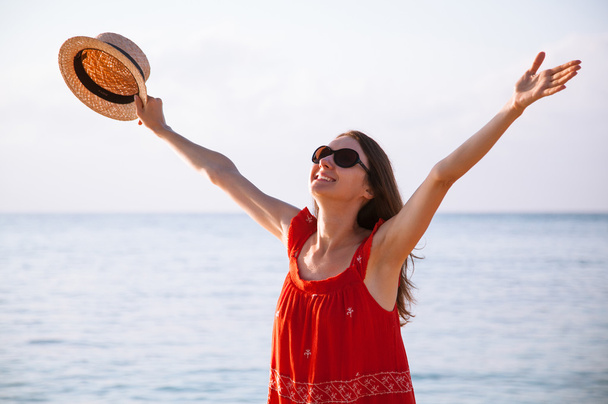 Женщина радуется летним каникулам
 - Фото, изображение