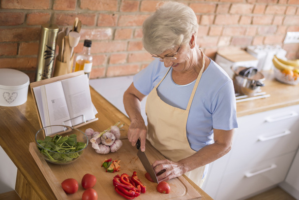 starsza kobieta przygotowuje smaczne jedzenie - Zdjęcie, obraz