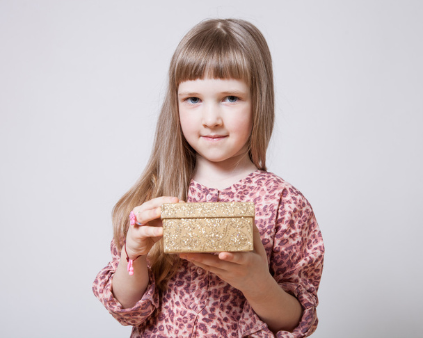 Girl holding a gift box - Foto, afbeelding