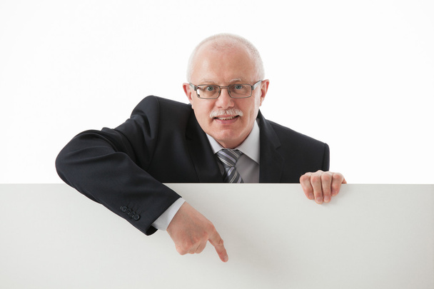 Улыбающийся взрослый бизнесмен показывает что-то на белом кабане
 - Фото, изображение