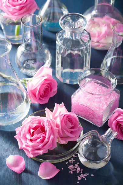 alchimie et aromathérapie avec des fleurs de rose et des flacons chimiques
 - Photo, image