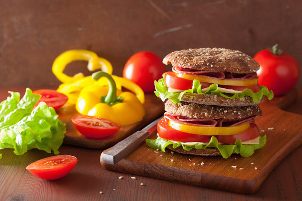 здоровий бутерброд з салямі томатний перець і салат
 - Фото, зображення