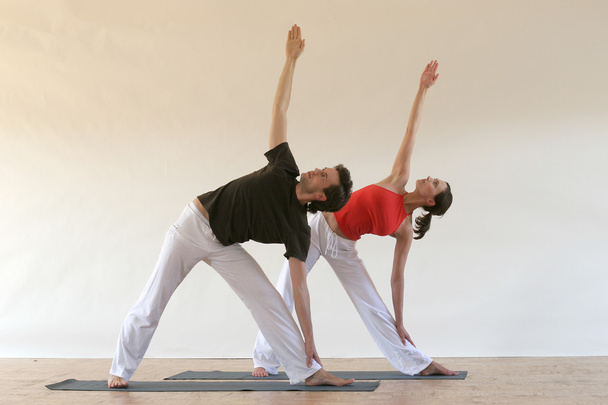 ζευγάρι εξάσκηση γιόγκα - Φωτογραφία, εικόνα