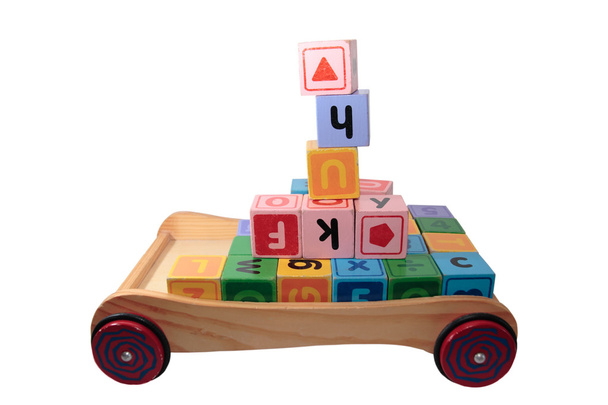 Los niños juegan bloques de letras en el carro de juguete aislado en blanco
 - Foto, imagen