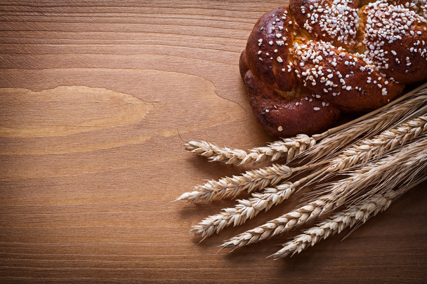 Fresh-baked bun, wheat rye ears - Foto, afbeelding