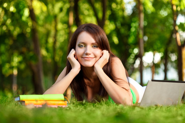 Щаслива жінка лежить на траві
 - Фото, зображення