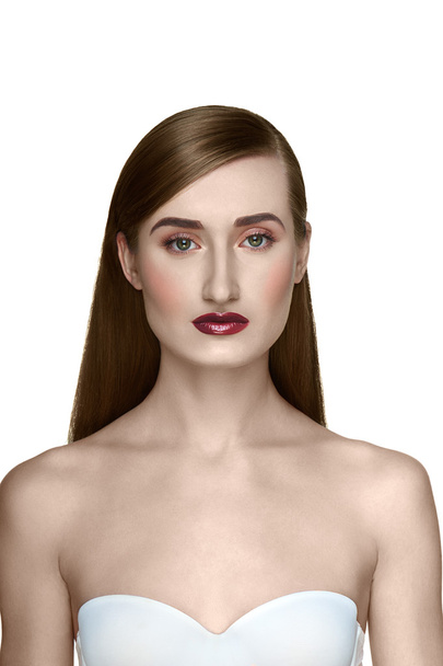 Belleza modelo femenino con labios de color rojo oscuro y sujetador blanco
 - Foto, Imagen
