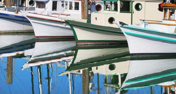 Motorboote spiegeln sich im stillen Wasser. - Foto, Bild