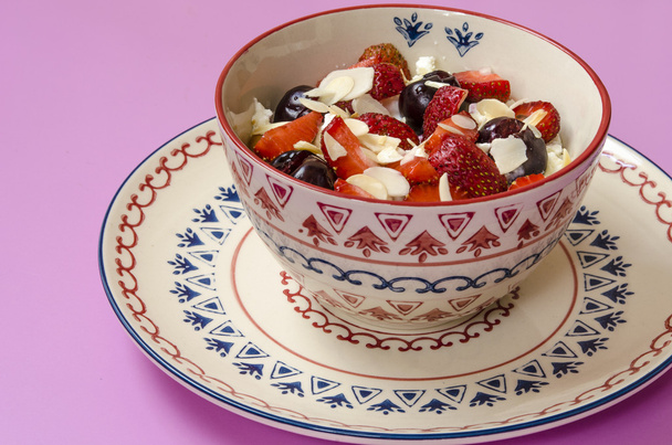 Ontbijt kwark met yoghurt vruchten en noten - Foto, afbeelding