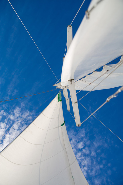 View of the sails and mast against the sky. - Foto, Bild