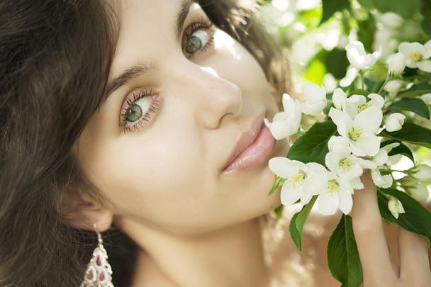 Beautiful girl in the flowered garden - Foto, Imagem