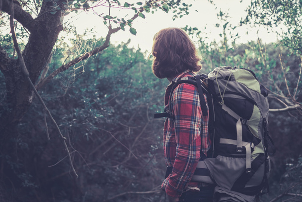 Рюкзак насолоджується самотністю природи
 - Фото, зображення